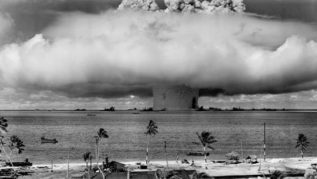 Δοκιμή πυρηνικών όπλων από τις Ηνωμένες Πολιτείες στην Ατόλη Μπικίνι, στα μέσα του 1946