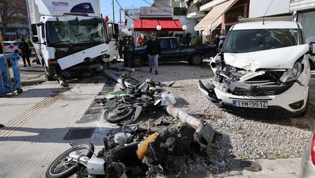 Τροχαίο στη Θηβών με φορτηγό