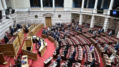 Ενός λεπτού σιγή στη Βουλή για τα Τέμπη 