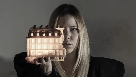 ΤΟ ΞΕΝΟΔΟΧΕΙΟ Η ΝΥΧΤΑ ΠΟΥ ΠΕΦΤΕΙ