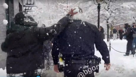 Χιονόμπαλες στους αστυνομικούς