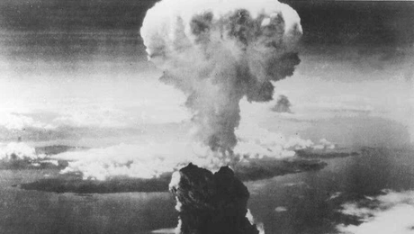 Αεροφωτογραφία από το μανιτάρι, μετά τον ατομικό βομβαρδισμό του Ναγκασάκι στην Ιαπωνία από τις ΗΠΑ