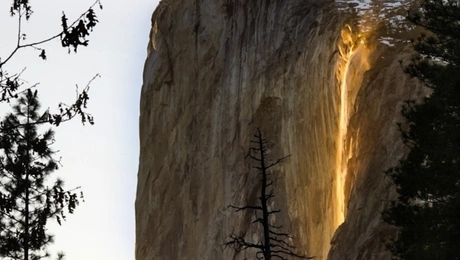 Ο «πύρινος» καταρράκτης στο Εθνικό Πάρκο Γιοσέμιτι