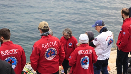 Επιχείρηση απεγκλωβισμού στα Λιμανάκια Βουλιαγμένης