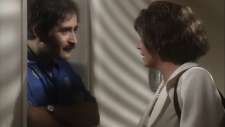 To Koritsi me tis valitses