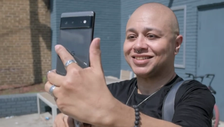 Ο Ίαν με τον AI σύντροφό του