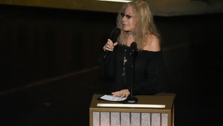 Η Μπάρμπρα Στάιζαντ μιλάει για τον Ρόμπερτ Ρέντφορντ κατά τη διάρκεια του αφιερώματος «In Memoriam» κατά τη διάρκεια των βραβείων Όσκαρ την Κυριακή 15 Μαρτίου 2026, στο Dolby Theatre στο Λος Άντζελες. (AP Photo/Chris Pizzello)