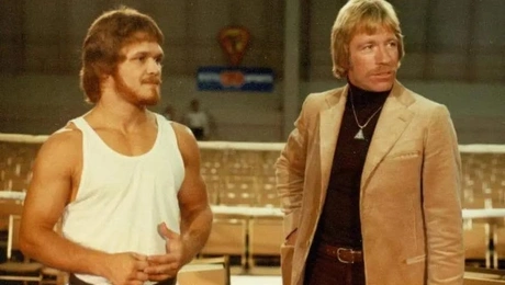 ο ελληνας τσακ νορις