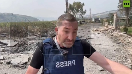 Η στιγμή που ο πύραυλος πέφτει πίσω από τον δημοσιογράφο