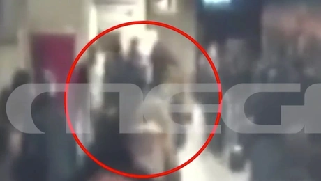 Ένα τρομακτικό επεισόδιο συνέβη μέσα σε σταθμό του μετρό όταν συμμορία νεαρών άρπαξε μια αλυσίδα από τον λαιμό 20χρονου. Σύμφωνα με το MEGA, όλα συνέβησαν την περασμένη Κυριακή στο μετρό στο Μοναστηράκι, εντός του συρμού. Ο 20χρονος μόλις του έκλεψαν την αλυσίδα ξεκίνησε να κυνηγά τους δράστες, οι οποίοι του επιτέθηκαν και τον ξυλοκόπησαν πριν τραπούν σε φυγή. Αστυνομικοί τους ταυτοποίησαν από το βιντεοληπτικό υλικό και την αμέσως επόμενη ημέρα τους εντόπισαν στο σταθμό Βικτώρια, και τους πέρασαν χειροπέ