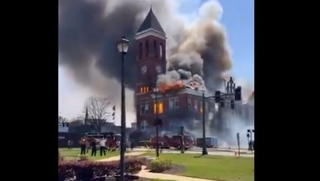Φωτιά σε ιστορικό Δικαστικό Μέγαρο στις ΗΠΑ
