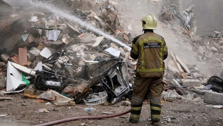 Πυροσβέστης σβήνει φωτιά στην Τεχεράνη