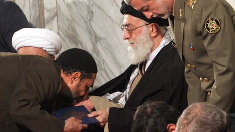 Πιστός ασπάζεται τον αγιατολάχ Αλί Χαμενεΐ