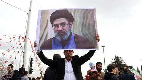 Ιρανός κρατάει μια φωτογραφία του Μοτζτάμπα Χαμενεΐ, γιου του Ανώτατου Ηγέτη του Ιράν, καθώς συμμετέχει στους εορτασμούς της 47ης επετείου της Ισλαμικής Επανάστασης στην Τεχεράνη του Ιράν