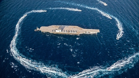 Iρανικά στρατιωτικά μαχητικά σκάφη περικυκλώνουν ένα ομοίωμα αεροπλανοφόρου κατά τη διάρκεια πολεμικής άσκησης στο Στενό του Ορμούζ 