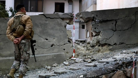 Στρατιώτες του Λιβανέζικου στρατού στέκονται στο σημείο όπου έπεσαν θραύσματα από αναχαιτισμένο πύραυλο στην περιοχή Haret Sakher