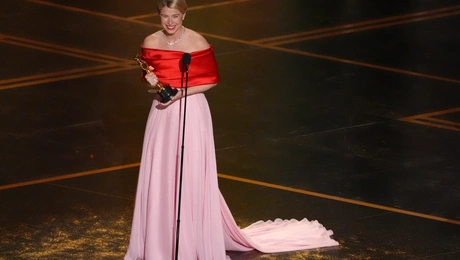 Η Τζέσι Μπάκλεϊ παραλαμβάνει το βραβείο Γυναικείου Ρόλου για την ταινία «Hamnet» κατά τη διάρκεια της τελετής απονομής των βραβείων Όσκαρ την Κυριακή 15 Μαρτίου 2026, στο Dolby Theatre στο Λος Άντζελες. (AP Photo/Chris Pizzello)