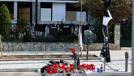 Κεριά στο σημείο που δολοφονήθηκε ο 20χρονος στην Καλαμαριά