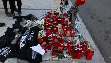 Λουλούδια και κεριά στο σημείο που έπεσε νεκρός ο 20χρονος στη Θεσσαλονίκη