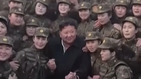 Οι στρατιώτες μαζί με τον Κιμ Γιόνγκ Ουν