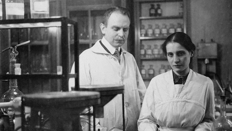 Η Λίζε Μάιτνερ και ο Ότο Χαν στο εργαστήριό τους στο Βερολίνο