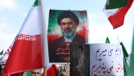  Ιρανοί συγκεντρώνονται στην πλατεία Enqelab για να δείξουν την υποστήριξή τους στον νεοδιορισμένο Ανώτατο Ηγέτη Αγιατολάχ Μοτζτάμπα Χαμενεΐ 