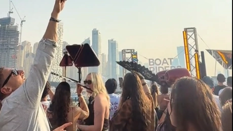 Στιγμιότυπο από βίντεο στο Ντουμπάι, όπου γίνεται πάρτι όσο πέφτουν βόμβες