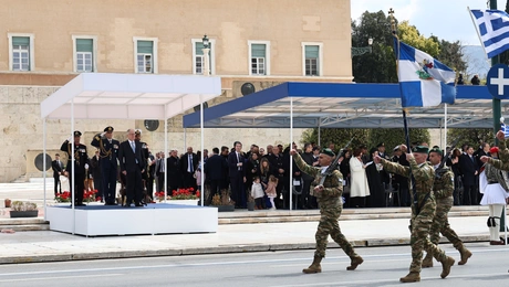 Η εξέδρα των επισήμων στην παρέλαση για την 25η Μαρτίου