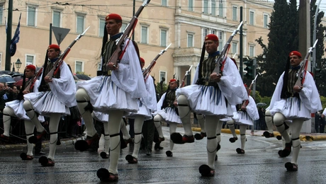 Παρέλαση για την 25η Μαρτίου υπό βροχή