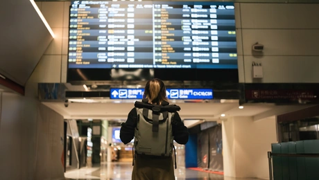 Πίνακας αφίξεων αναχωρήσεων αεροδρομίου