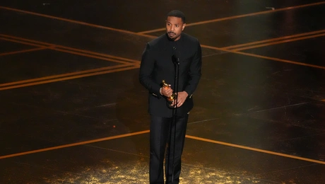 Ο Μάικλ Μπ. Τζόρνταν παραλαμβάνει το βραβείο Α' Ανδρικού Ρόλου για την ταινία "Sinners" κατά τη διάρκεια της τελετής απονομής των βραβείων Όσκαρ την Κυριακή 15 Μαρτίου 2026, στο Dolby Theatre στο Λος Άντζελες. (AP Photo/Chris Pizzello)