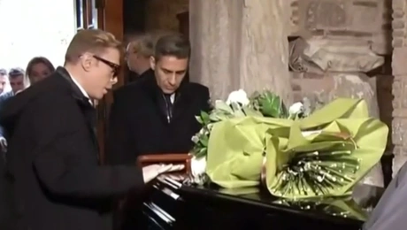 Τάκης Ζαχαράτος πάνω από το φέρετρο της Μαρινέλλας