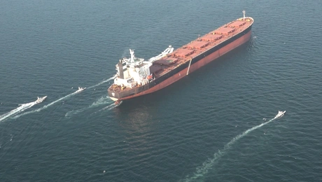 Πλοίο στο στενό του Ορμούζ