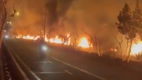 Φωτιά σε δρόμο στην Τεχεράνη, μετά τους βομβαρδισμούς σε πετρελαϊκές