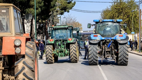 Διαμαρτυρία αγροτών έξω από το χώρο του Προσυνεδρίου της ΝΔ
