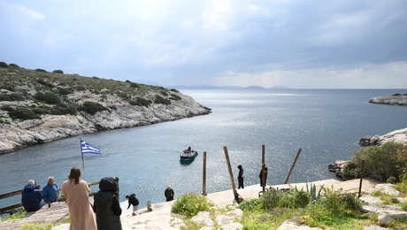 Έρευνες στη Βουλιαγμένη για τον αγνοούμενο δύτη