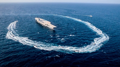 Ταχύπλοα των Φρουρών της Επανάστασης κάνουν κύκλους γύρω από ένα προκάτ αεροπλανοφόρου κατά τη διάρκεια στρατιωτικής άσκησης