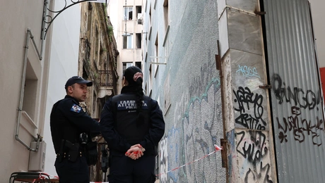 Αστυνομικοί σε ακάλυπτο πολυκατοικίας