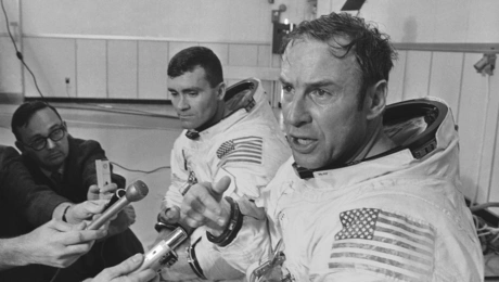 Ο διοικητής του Apollo 13, James A. Lovell Jr., απεικονίζεται κατά τη διάρκεια συνέντευξης Τύπου πριν από την εκτόξευση του διαστημοπλοίου για το άτυχο ταξίδι του στη Σελήνη, στις 11 Απριλίου 1970. (Φωτογραφία AP, Αρχείο)