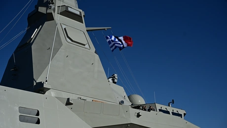 Επίσκεψη Μητσοτάκη – Μακρόν στη φρεγάτα «Κίμων» 