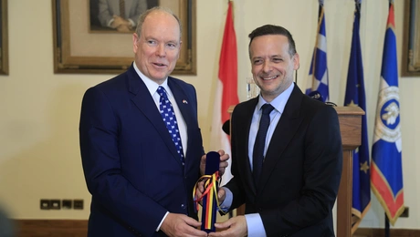 Απονομή του Μεταλλίου του Δήμου από τον Χάρη Δούκα στον Πρίγκιπα Αλβέρτο