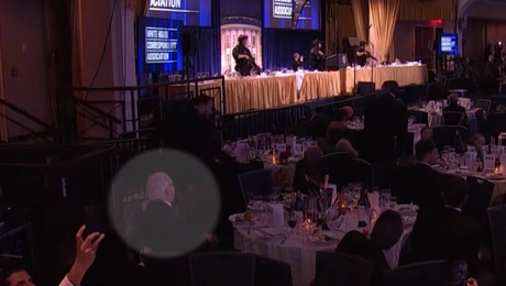 Άνδρας γίνεται viral επειδή έτρωγε σαλάτα μετά από τους πυροβολισμούς στο δείπνο των ανταποκριτών του Λευκού Οίκου