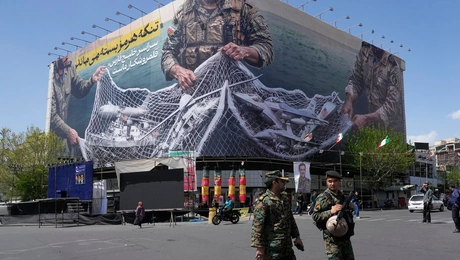 Πανό που αναπαριστά τα Στενά του Ορμούζ στο Ιράν