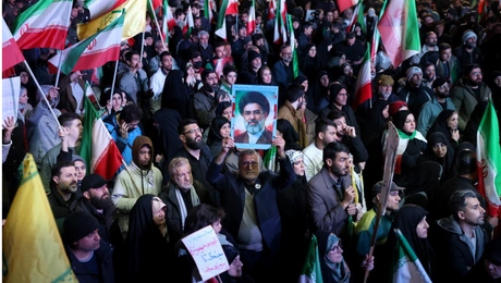 Στους δρόμους οι Ιρανοί μετά την ανακοίνωση της εκεχειρίας των δύο εβδομάδων