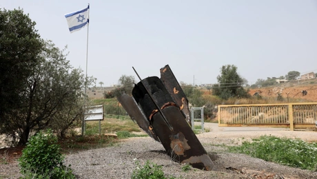 Η «ουρά» ενός ιρανικού βαλλιστικού πυραύλου που κατέπεσε στον ισραηλινό οικισμό Shadmot Mehola, στη Δυτική Όχθη