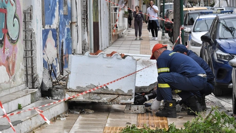 Θανάσιμος τραυματισμός μητέρας τριών παιδιών όταν κατέρρευσε μπαλκόνι στην Κόρινθο