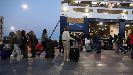 Αναχωρήσεις από τον Πειραιά 