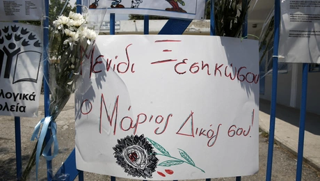 Συγκέντρωση έξω από σχολείο στο Μενίδι που σκοτώθηκε ο Μάριος