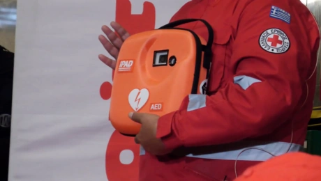 Ένας από τους αυτόματους απινιδωτές του Μετρό