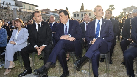 Συζήτηση Μητσοτάκη με Μακρόν στη Ρωμαϊκή Αγορά